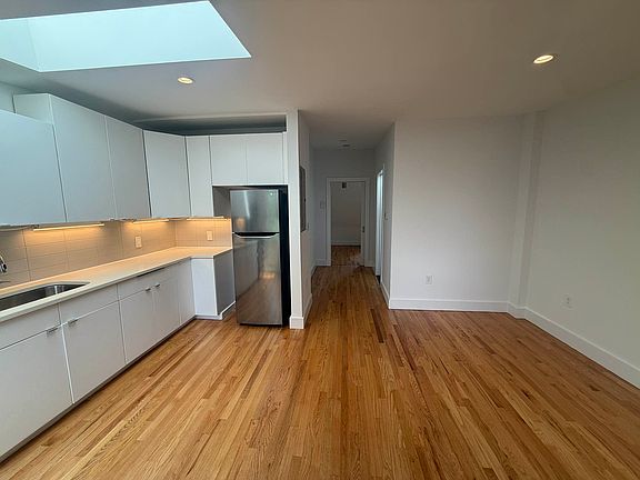 2nd image of 253 Halsey St APT 3