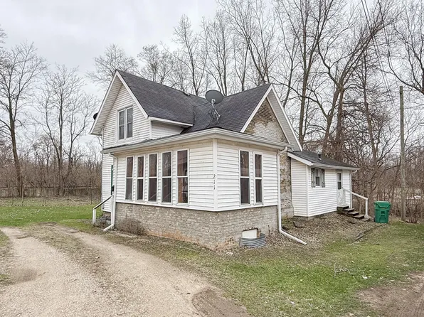 211 Elizabeth St, Dowagiac, MI 49047