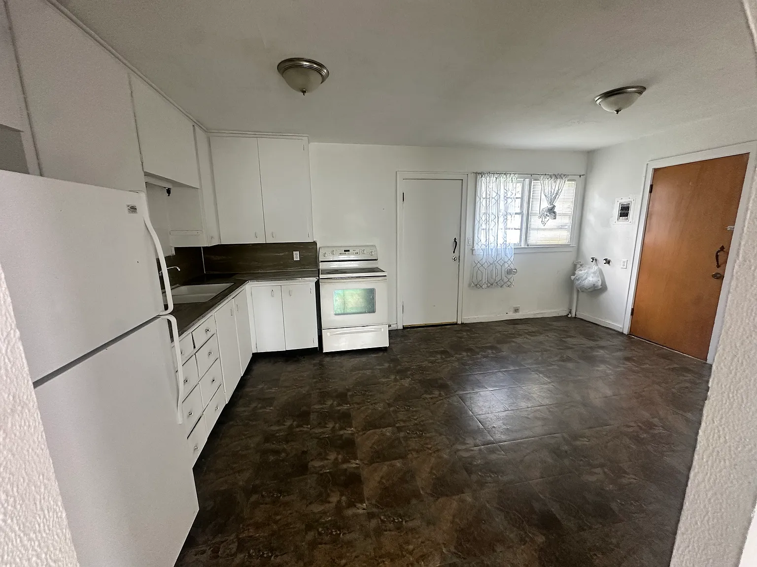 2 Bedroom, 1 Bathroom Long Term Rental House — Photo 2