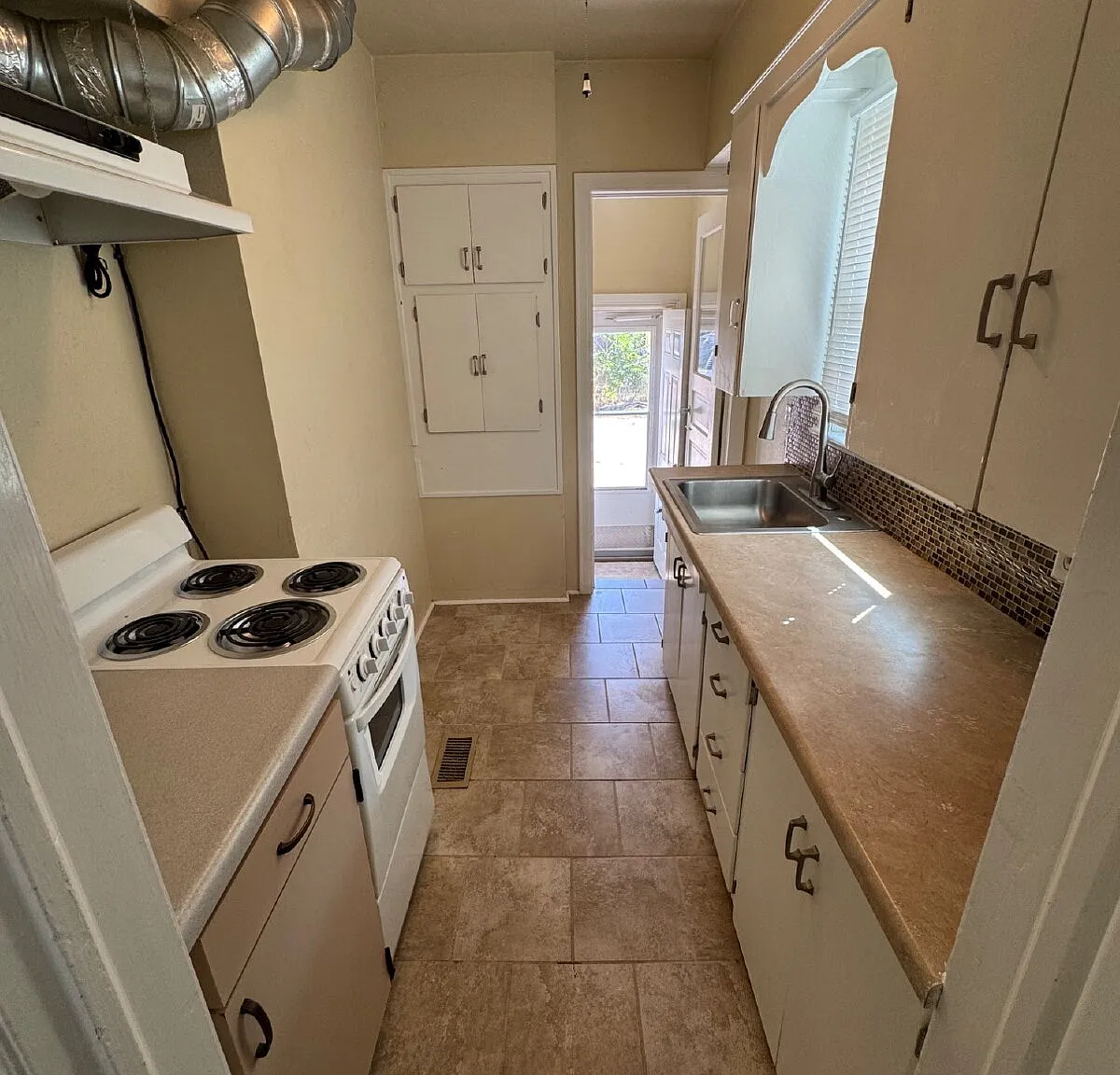 2 bed, 1.0 bath, $825 — Photo 4