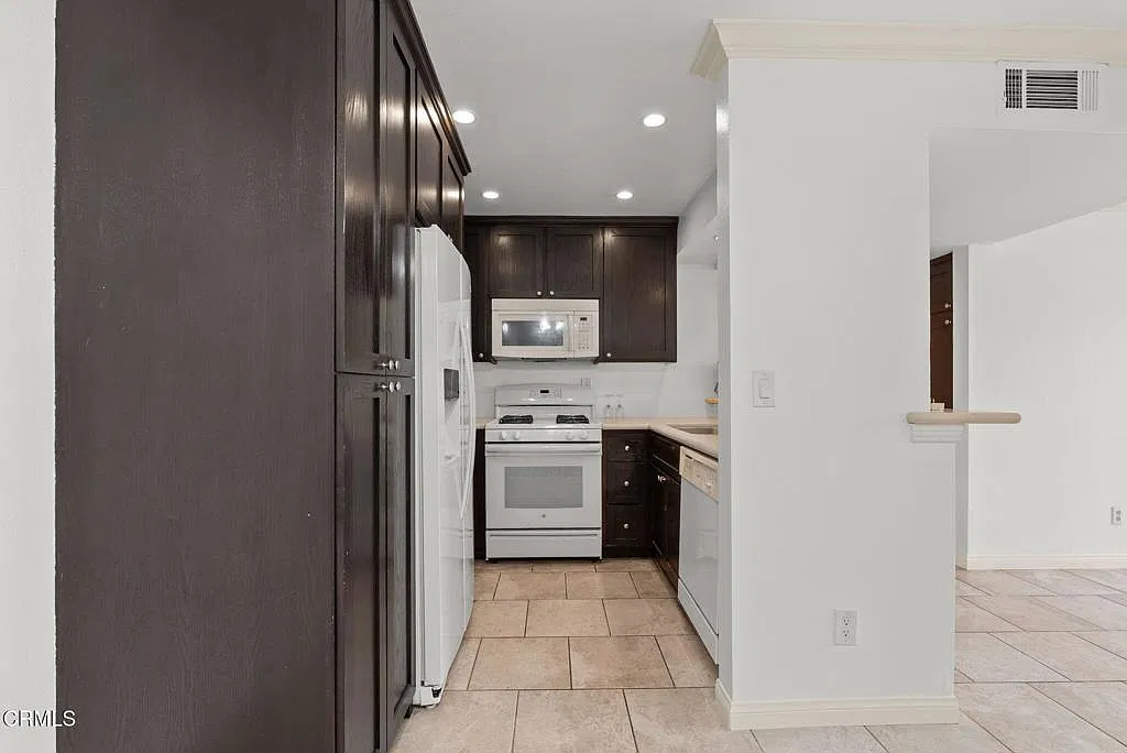 5325 Newcastle Ave — Photo 4
