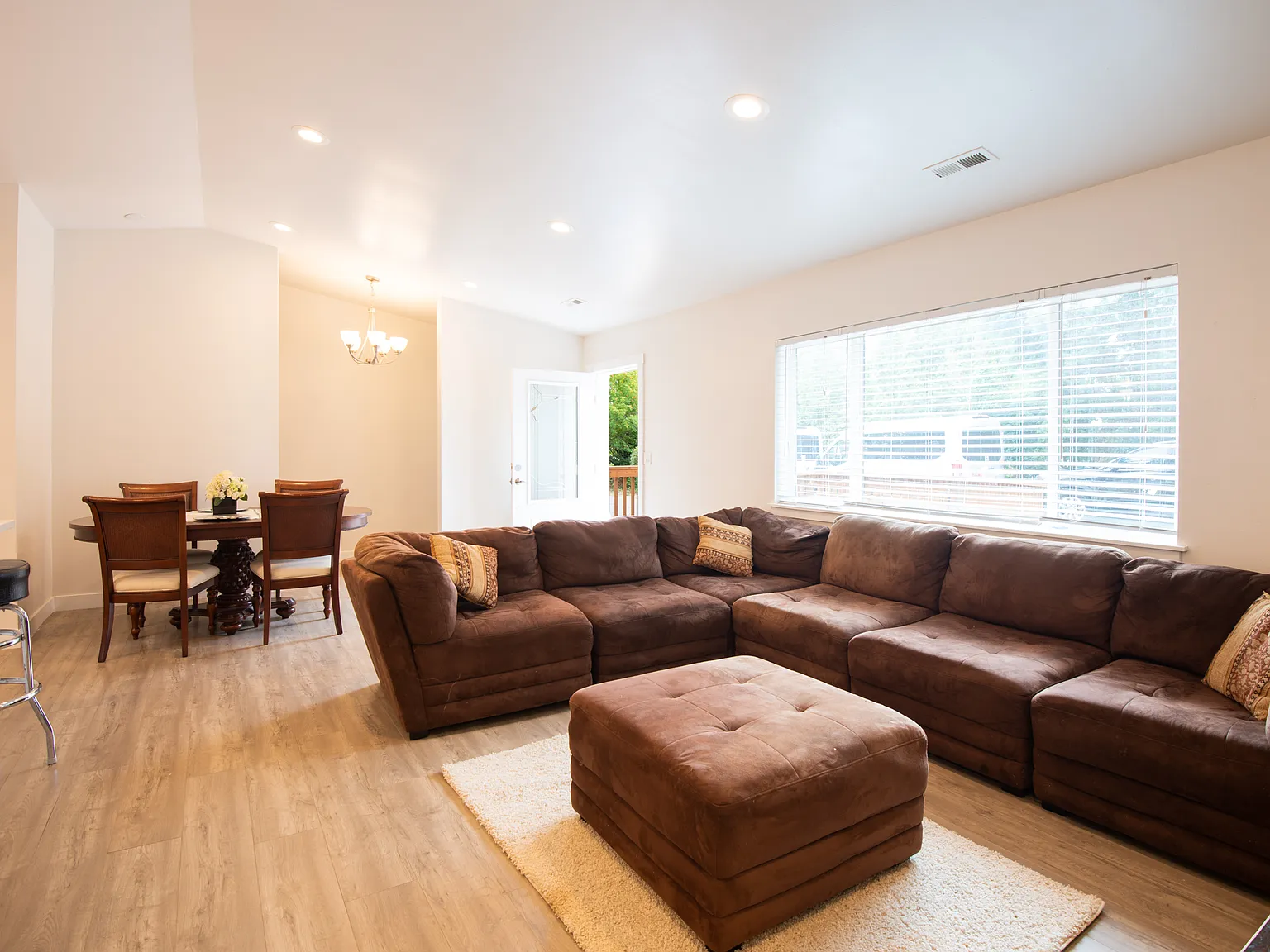 6 bed, 2200 sqft, $8,400 — Photo 2