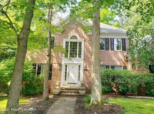 10 Greycliff Dr, Dallas, PA 18612