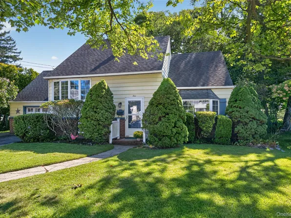 4 Oaktree Lane, Huntington Station, NY 11746