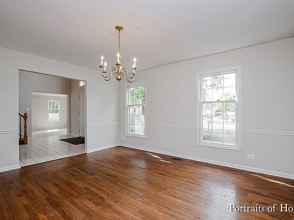 Hardwood floor. Chair Rail