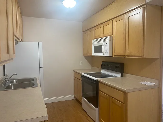 Cottonwood Dr — Photo 3