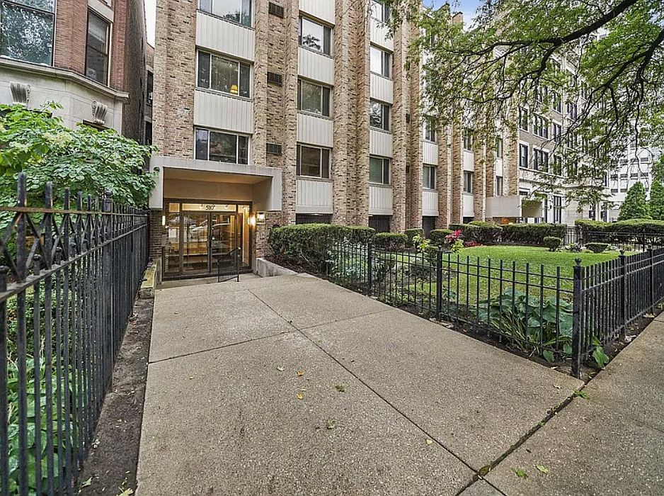 1st image of 510 W Fullerton Pkwy APT 204