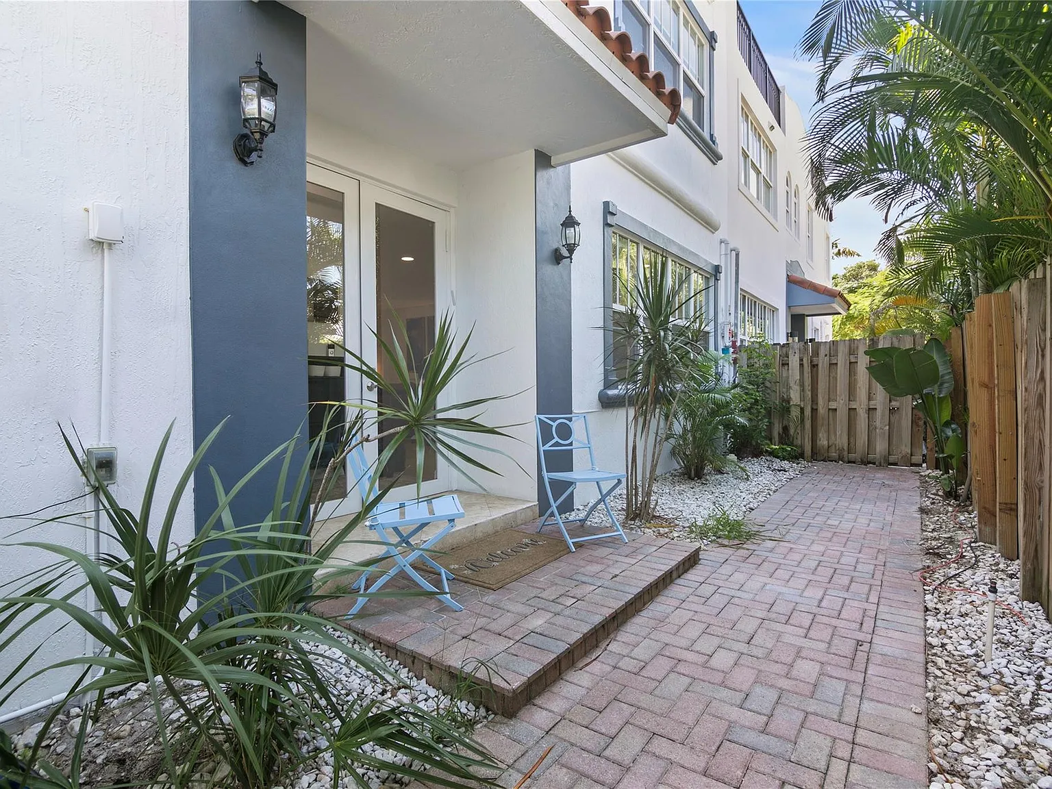 3 bed, 3.5 bath, 2456 sqft, $5,900 — Photo 3