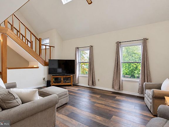 5th image of 222 Wexham Dr