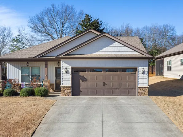 301 Linden Hall Ln, Easley, SC 29640