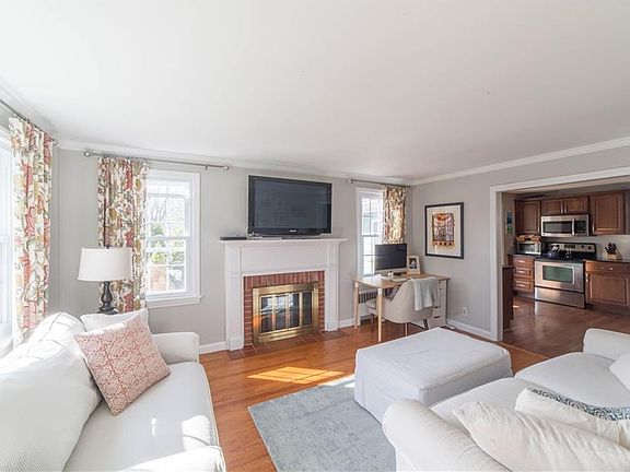 4th image of 33 Birch Glen Ave