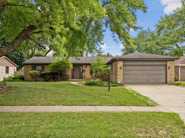 1441 Maple Ln, Elgin, IL 60123