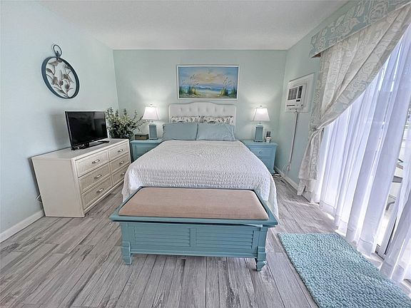 3rd image of 31 Lyndhurst B #31
