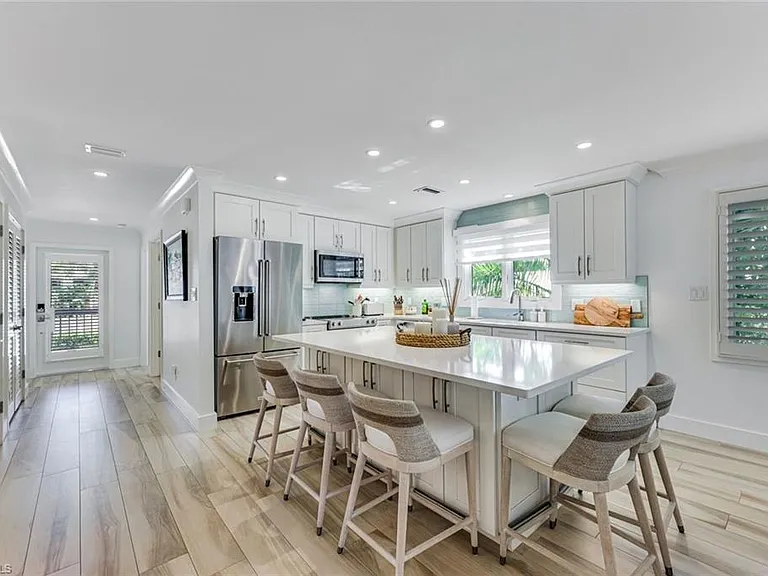225 5th Ave S #104 — Photo 8