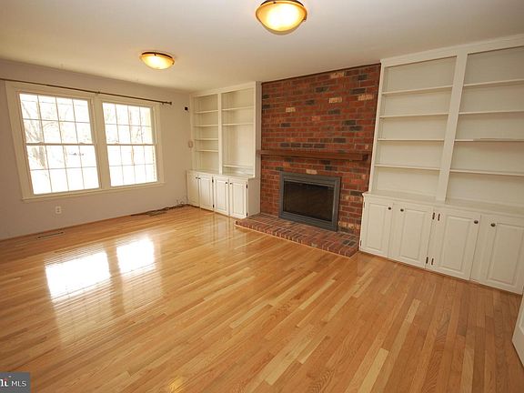 3rd image of 10336 Burnside Dr