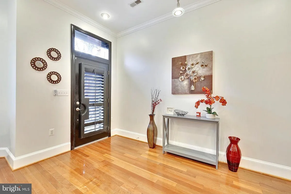 Front door entrance - 33 Quincy Pl NE