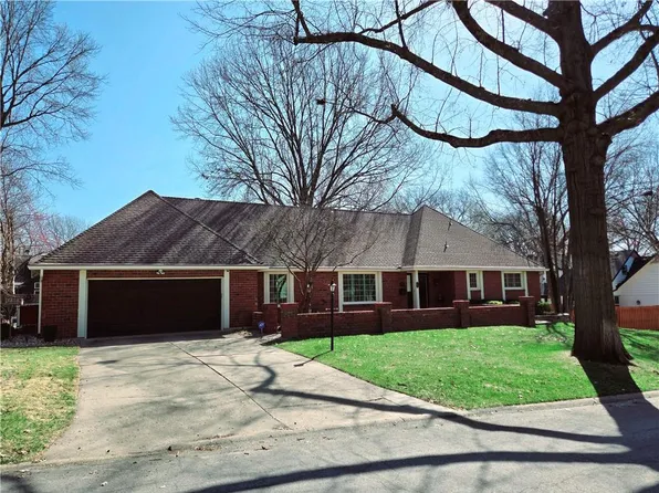 203 NW Oxford Ln, Lees Summit, MO 64063