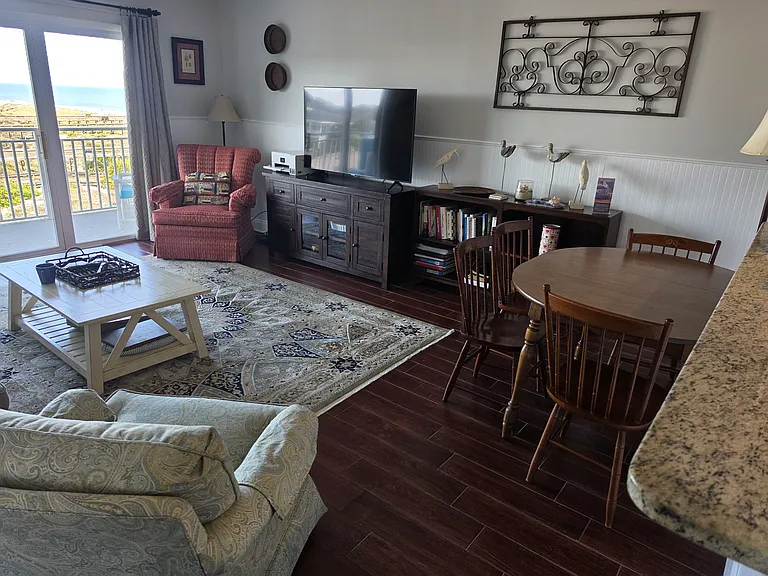 Living room/dining area
