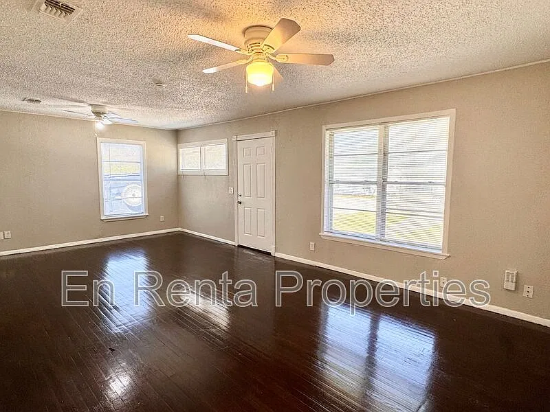 3 bed, 1.0 bath, 1197 sqft, $1,695 — Photo 4