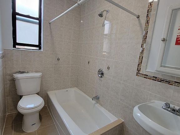 4th image of 3620 Parsons Blvd #6J