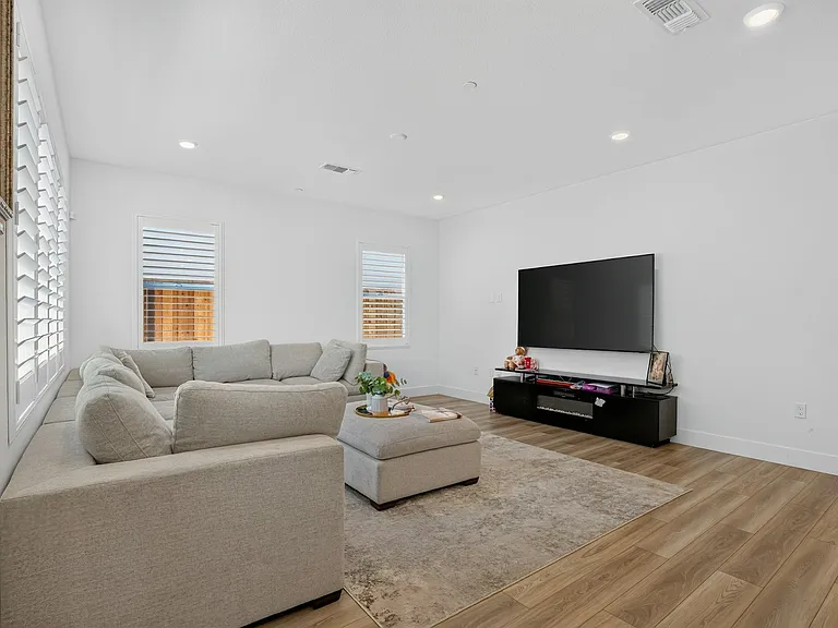 486 N Cloverdale Pl — Photo 7