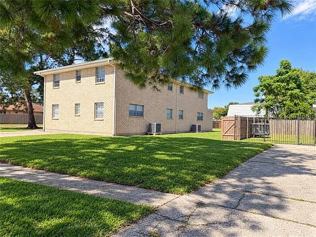 300 Duke Dr — Photo 2