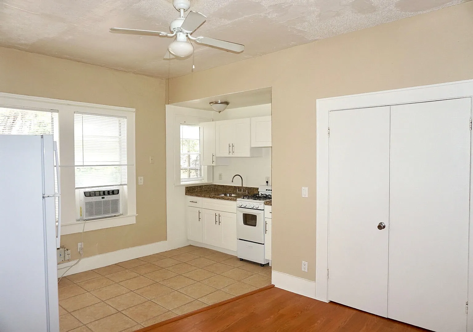 Apache Trail Apartments — Photo 1