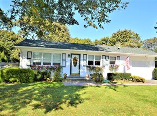 14 Argonne Rd W, Hampton Bays, NY 11946