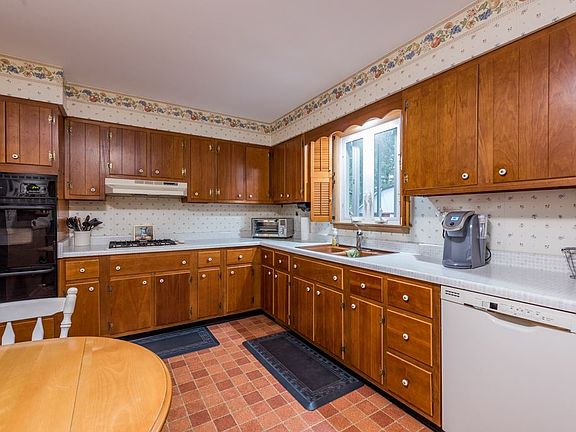 5th image of 2704 N Evergreen Ave
