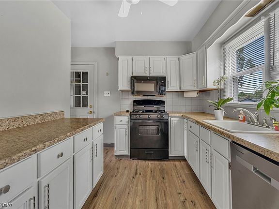 4th image of 3923 Arden Blvd