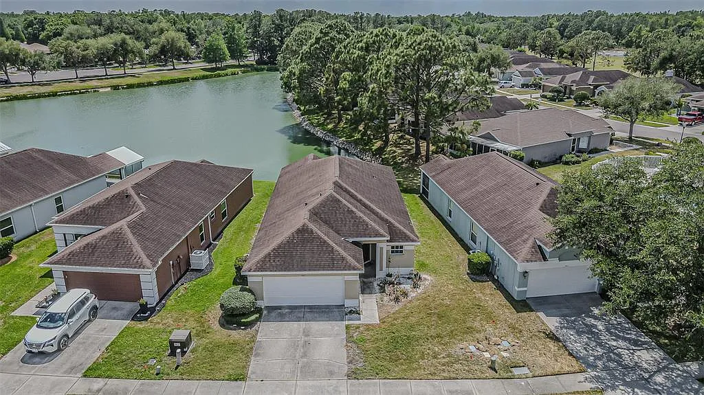 3 bed, 2.0 bath, 1611 sqft, $2,400 — Photo 3
