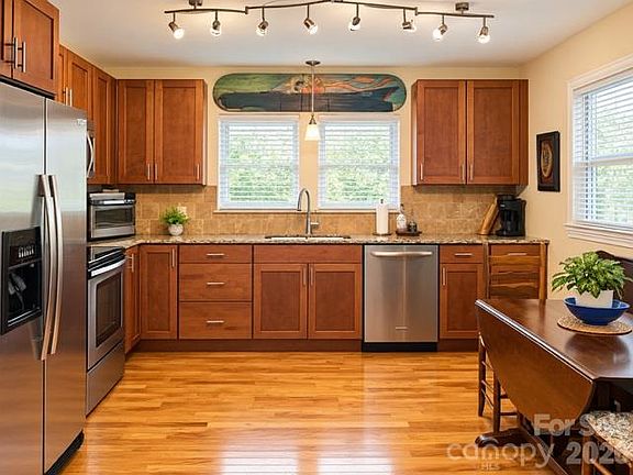 5th image of 213 Erwin St