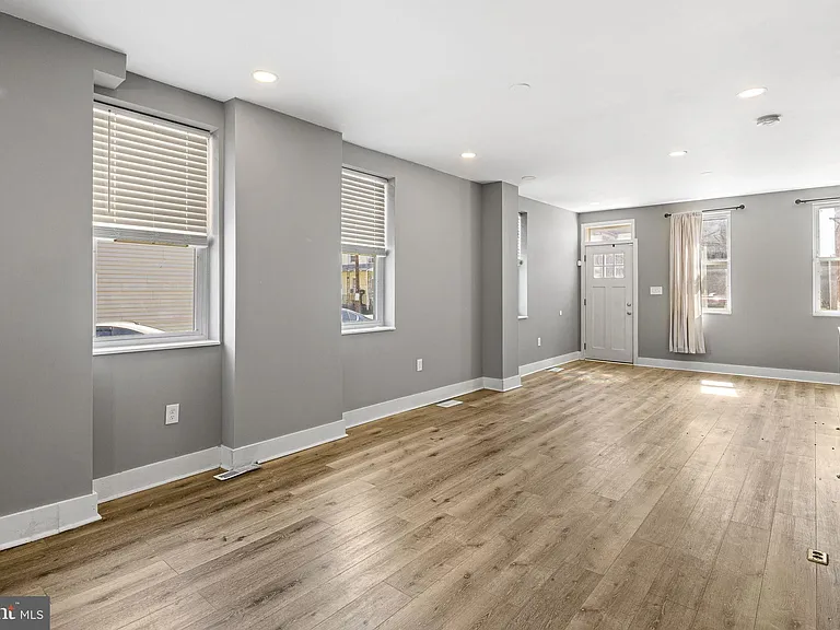 4626 E Thompson St — Photo 2