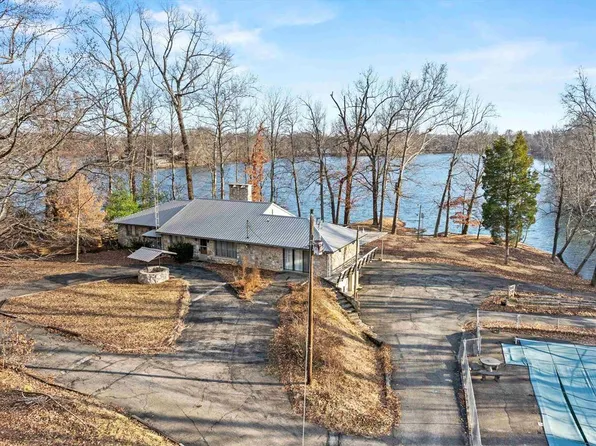 824 Pleasure Point W, Maceo, KY 42355