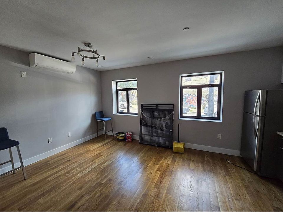2nd image of 985 Summit Ave #1A