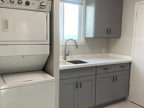 Stacking washer/dryer