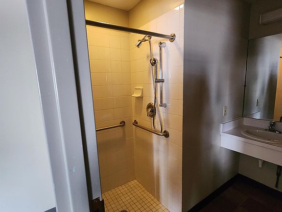4th image of 183 Jewett Pkwy #106