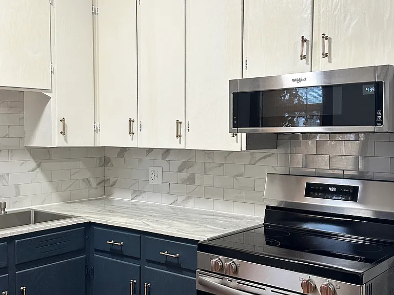 225 E King St — Photo 11