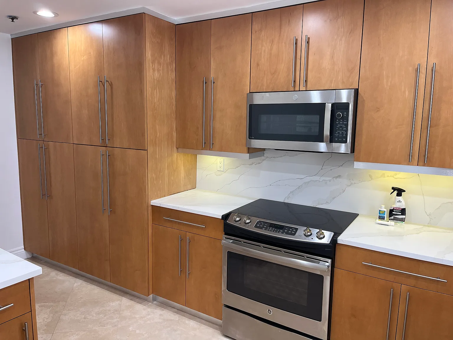 3 bed, 2400 sqft, $6,300 — Photo 2