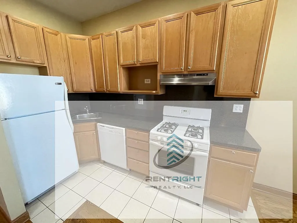 Building Photo - 1357 N Ashland Ave #2C