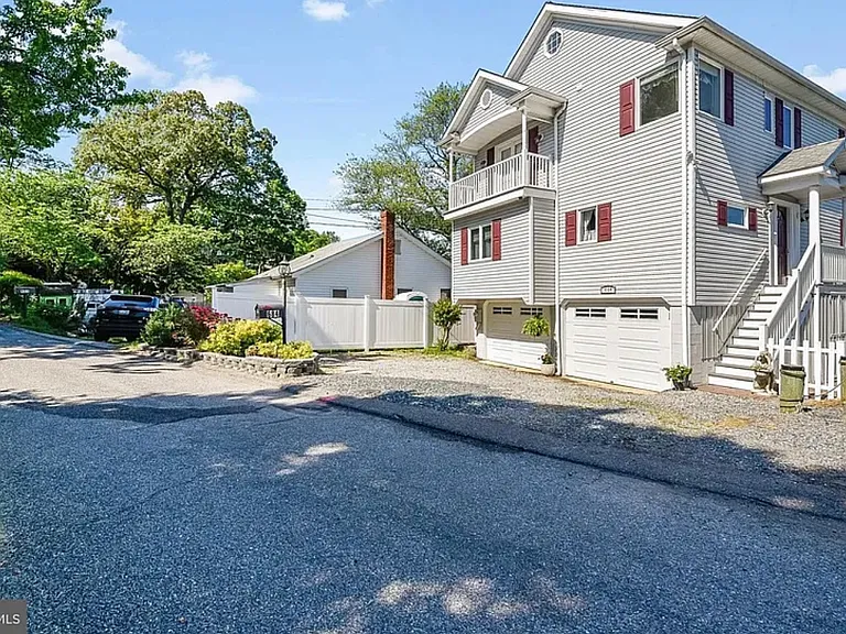 684 N Riverside Dr — Photo 11