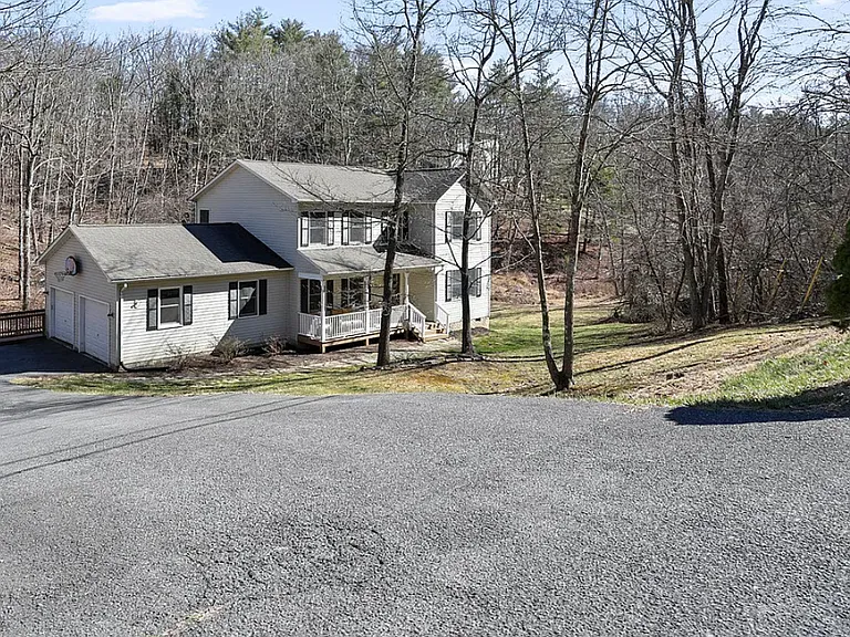 627 Lakeview Dr — Photo 2