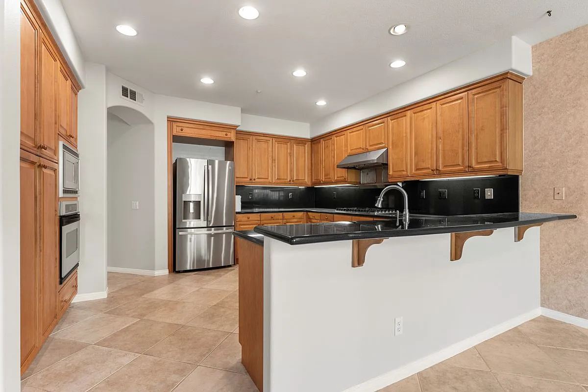 3 bed, 2.0 bath, 2043 sqft, $4,750 — Photo 2
