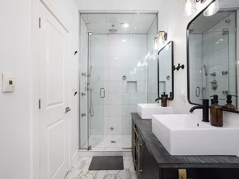 821 W Roscoe St #1 — Photo 46