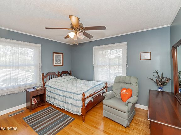 4th image of 813 Sargent Dr