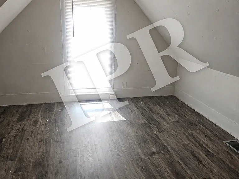 330 Mayne St — Photo 5