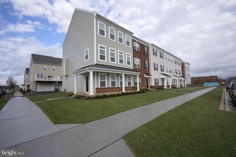 1st image of 301 S Parkway Dr