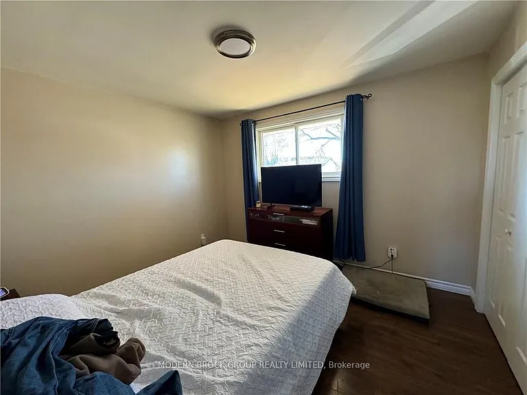 784 Comstock Cres — Photo 9