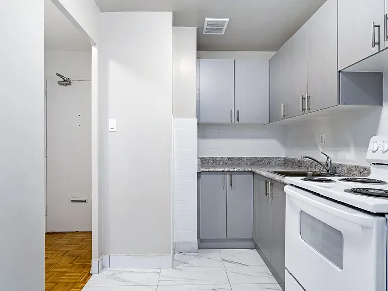 1219 Dundas St W — Photo 3