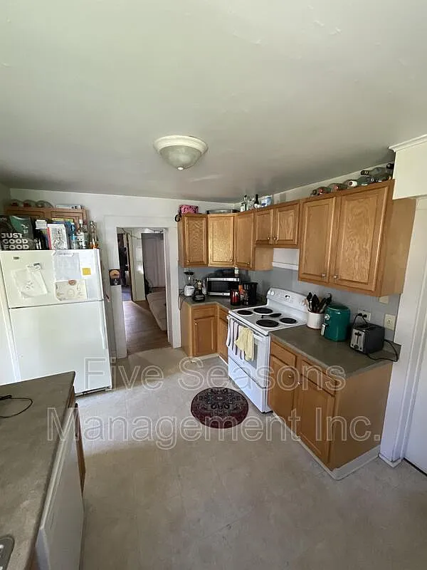 4 bed, 1.0 bath, 1200 sqft, $4,200 — Photo 4